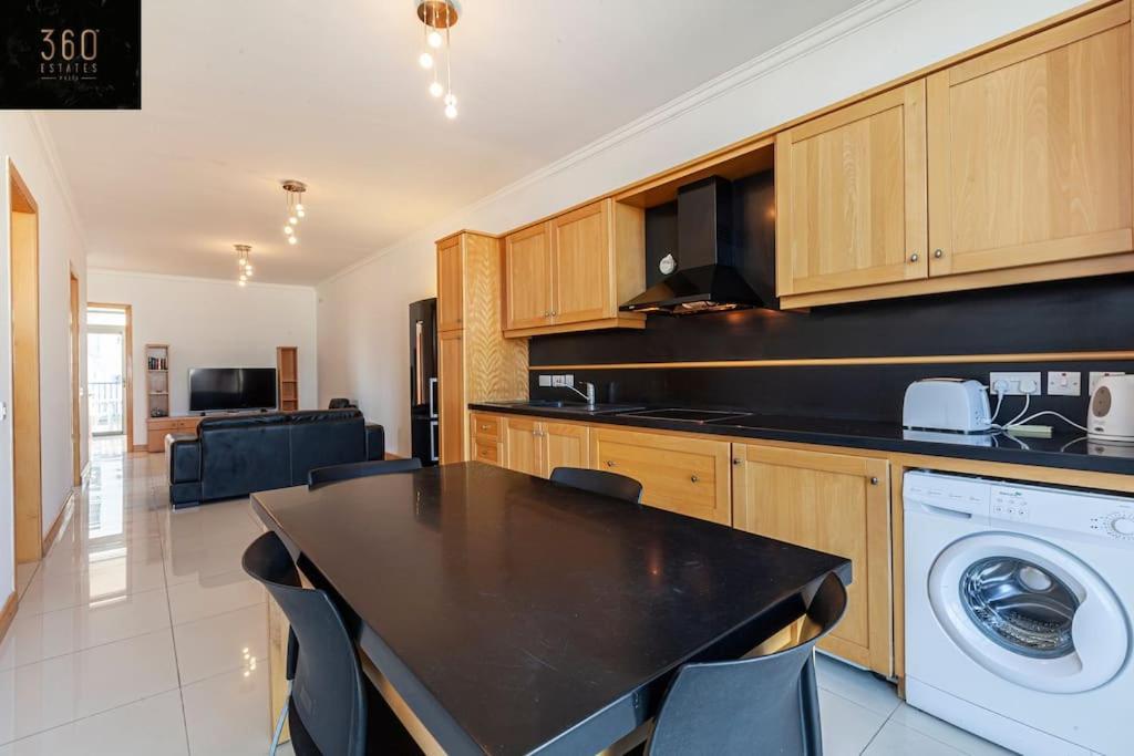 Comfortable Penthouse, Served With Lift, Wifi & Ac By 360 Estates Gzira Экстерьер фото