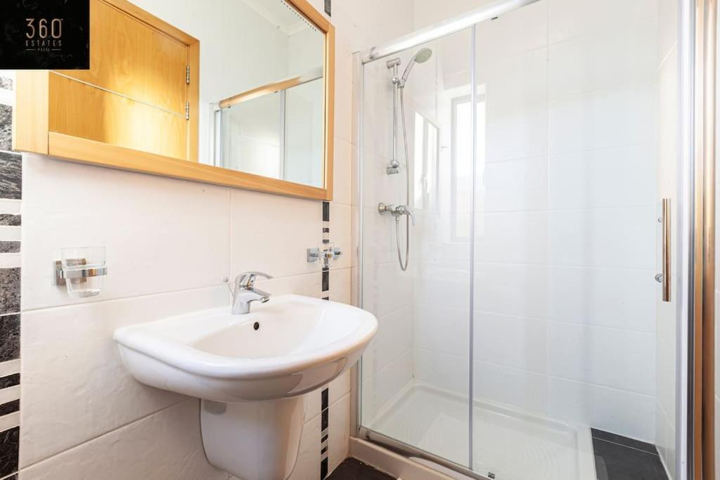 Comfortable Penthouse, Served With Lift, Wifi & Ac By 360 Estates Gzira Экстерьер фото